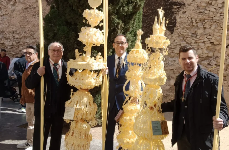 La Cofradía del Santo Cáliz en la procesión de las Palmas en Elche.